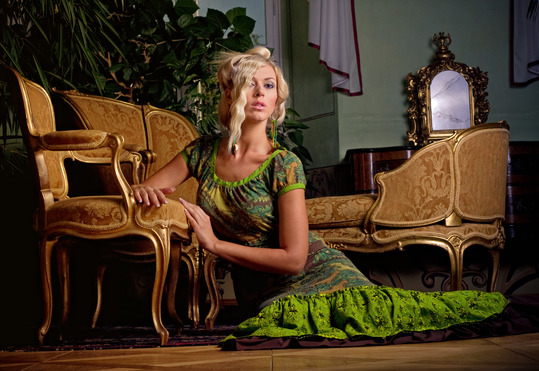 blond kvinna i en grön klänning